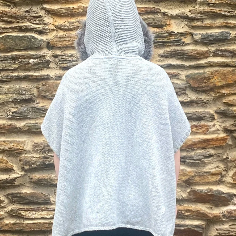 Gap Kids Sweater Poncho in gray with Faux‎ Fur lined hood sz XL